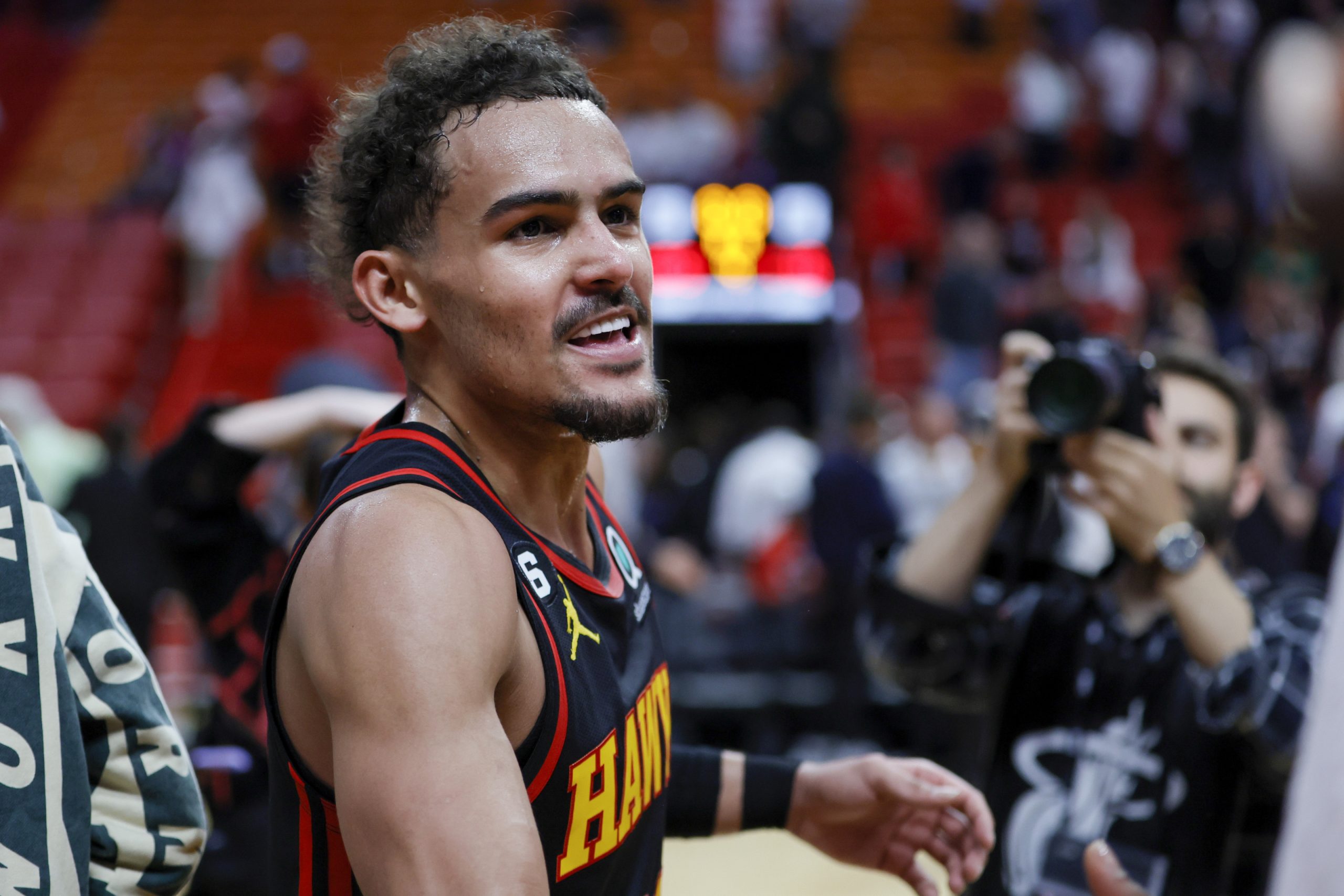 Trae Young, dos Lakers.