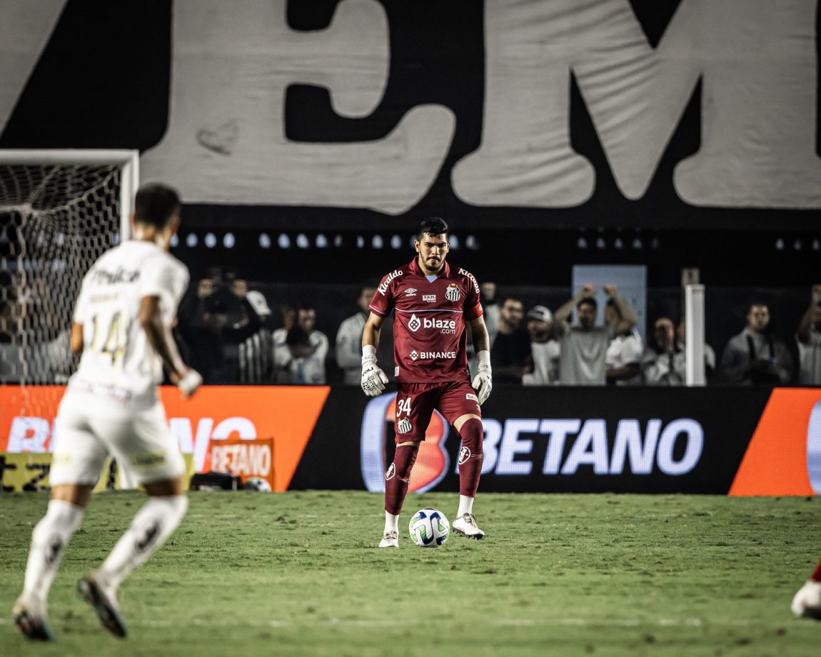 João Paulo está entre os goleiros com mais defesas no Brasileirão –  Santistas