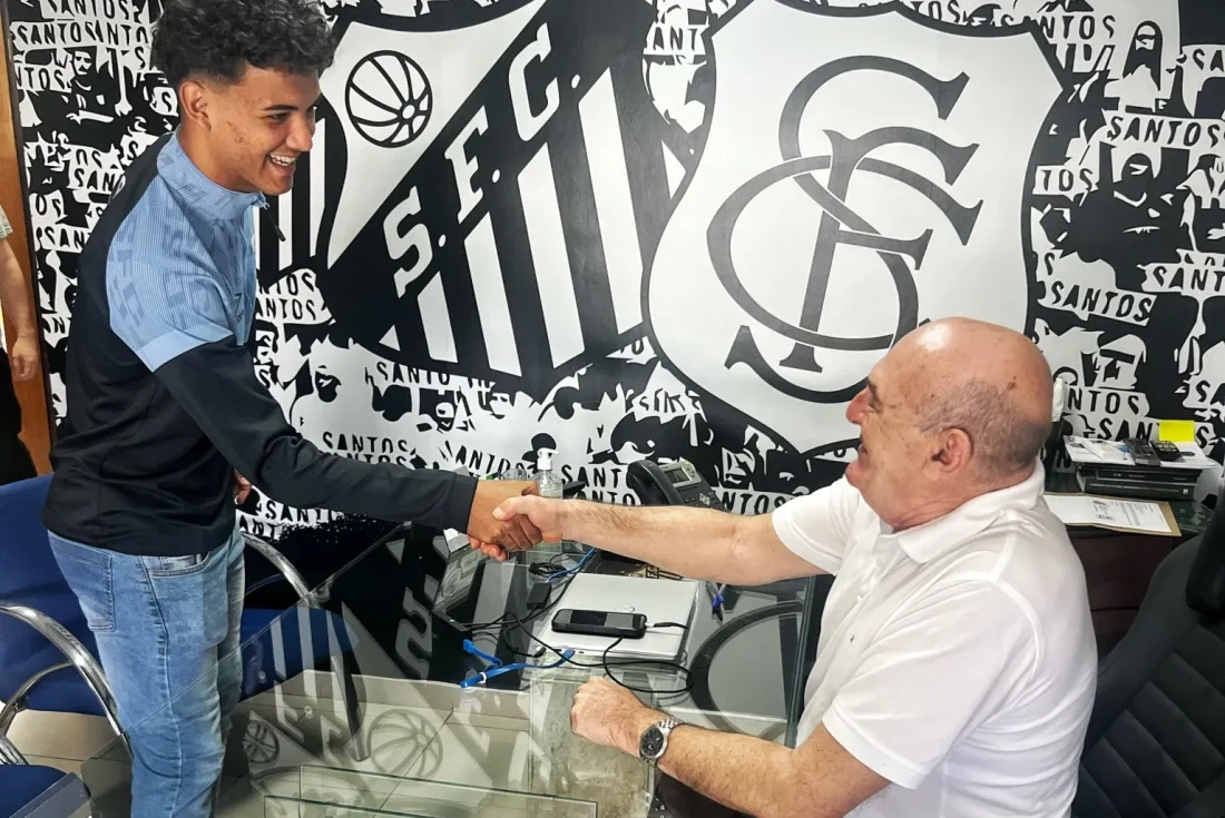 Destaque do Sub-17 do Santos, Pepê Fermino assinou seu primeiro contrato profissional.