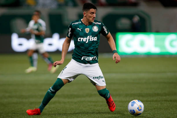SAO PAULO, BRAZIL - OCTOBER 25: Piquerez of Palmeiras controls the ball during the match between Flamengo and Palmeiras as part of the Brasileirao 2021 at Allianz Parque on October 25, 2021 in Sao Paulo, Brazil. (Photo by Miguel Schincariol/Getty Images)