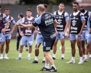 Diego Aguirre fará sua estreia contra o Fortaleza, com time cheio de mudanças.