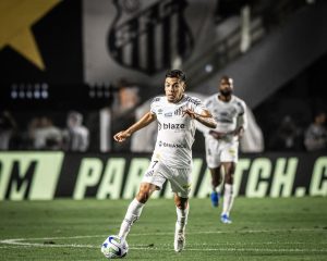 O Santos acerta contrato milionário pelos painéis publicitários da Vila Belmiro.