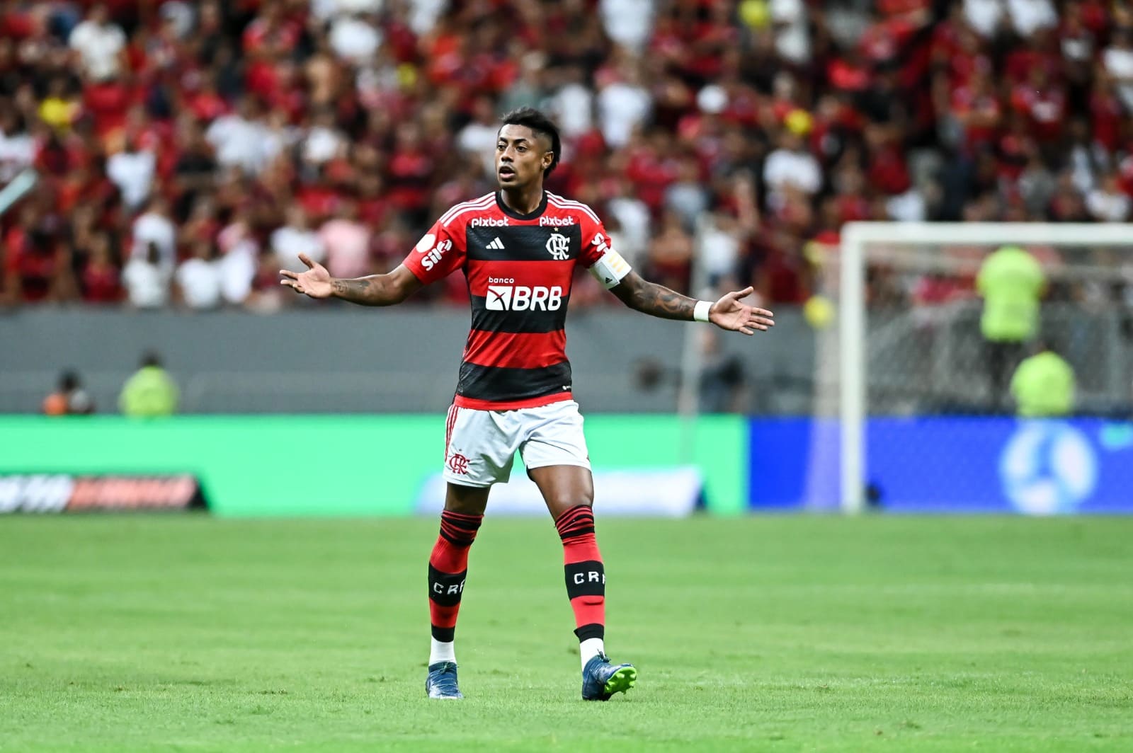 Árbitro justifica expulsão de Bruno Henrique em Flamengo x Santos: Você é  um m, flamengo