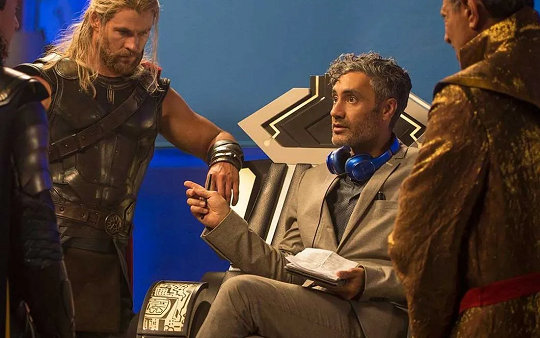 Diretor diz que aceitou fazer Thor: Ragnarok por estar pobre