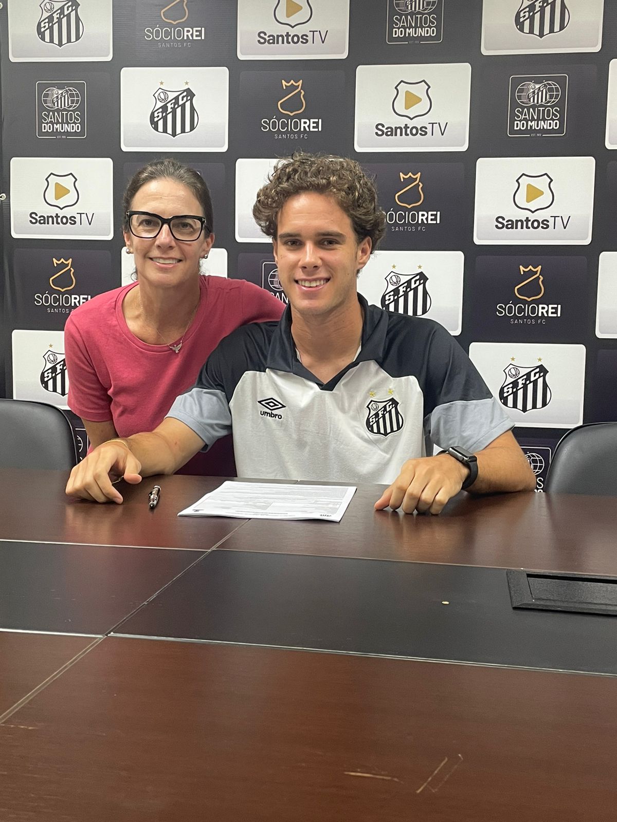 Santos renova contrato com artilheiro da base 