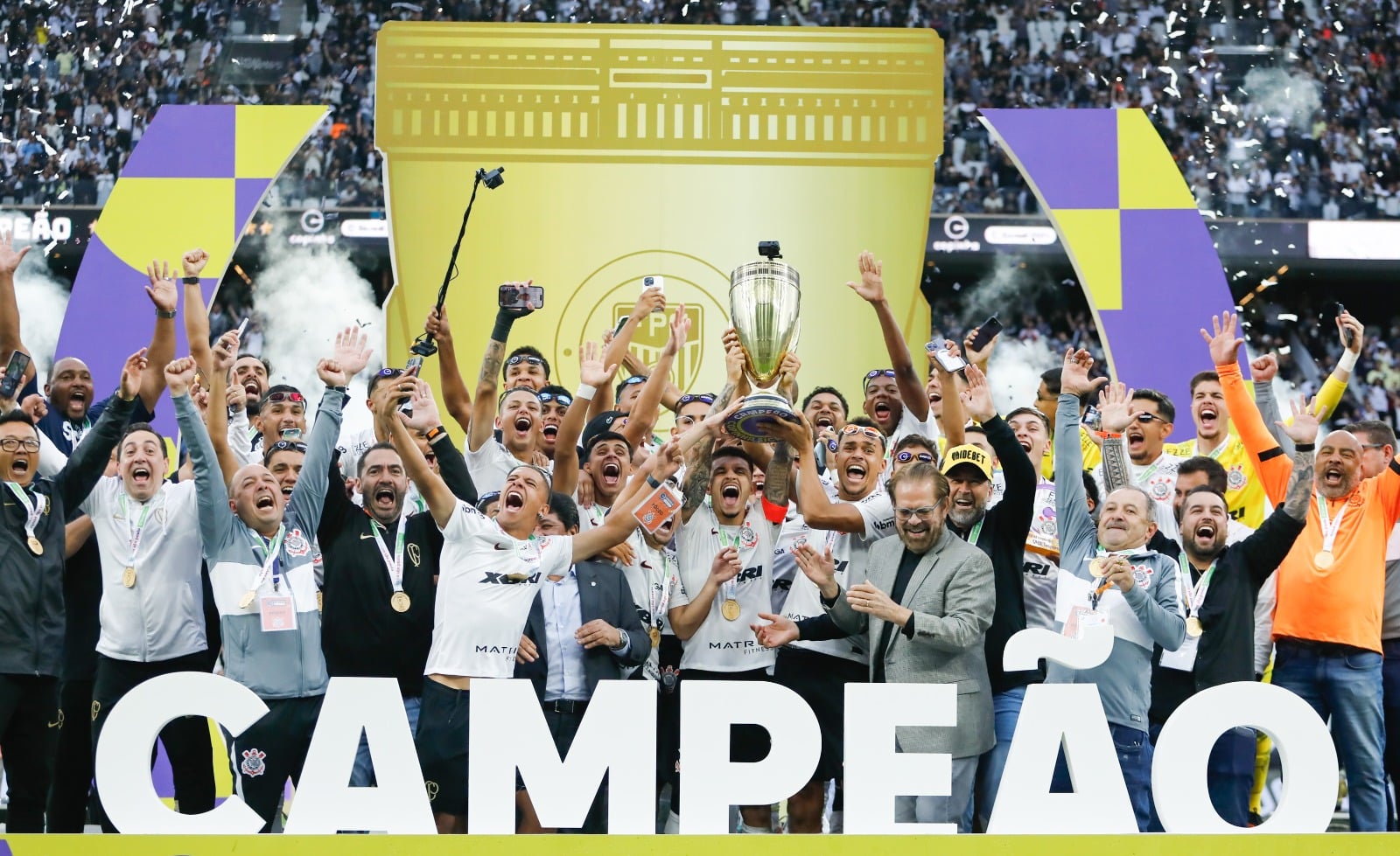 Corinthians levantando o título da Copinha 2024