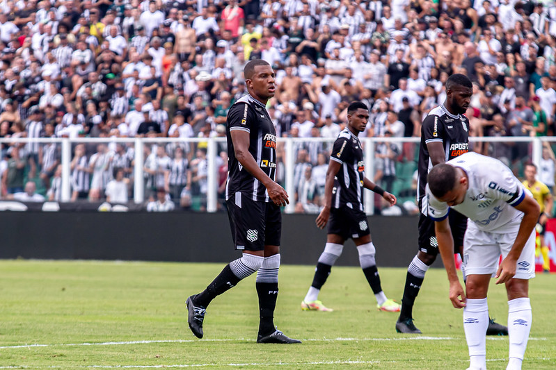 Defesa do Figueirense em clássico