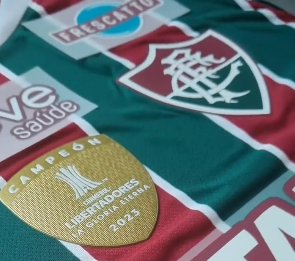 Camisa do Flu com patch de campeão da Libertadores