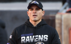 Mike Macdonald, o coordenador defensivo do Baltimore Ravens na temporada 24.