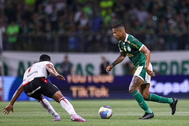 SAO PAULO, BRAZIL - MAY 2: Caio Paulista of Palmeiras (R) controls the ball during a match between Palmeiras and Botafogo as part of Brasileirao 2024 at Allianz Parque on May 2, 2024 in Sao Paulo, Brazil. (Photo by Marco Galvão/Eurasia Sport Images/Getty Images)