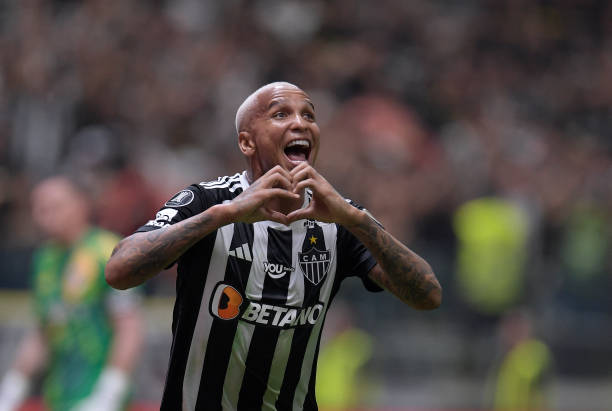 TOPSHOT - Atletico Mineiro's forward #09 Deyverson celebrates scoring his team's first goal during the Copa Libertadores semi-final first leg football match between Brazil's Atletico Mineiro and Argentina's River Plate at the Arena MRV in Belo Horizonte, Brazil, on October 22, 2024. (Photo by DOUGLAS MAGNO / AFP) (Photo by DOUGLAS MAGNO/AFP via Getty Images)