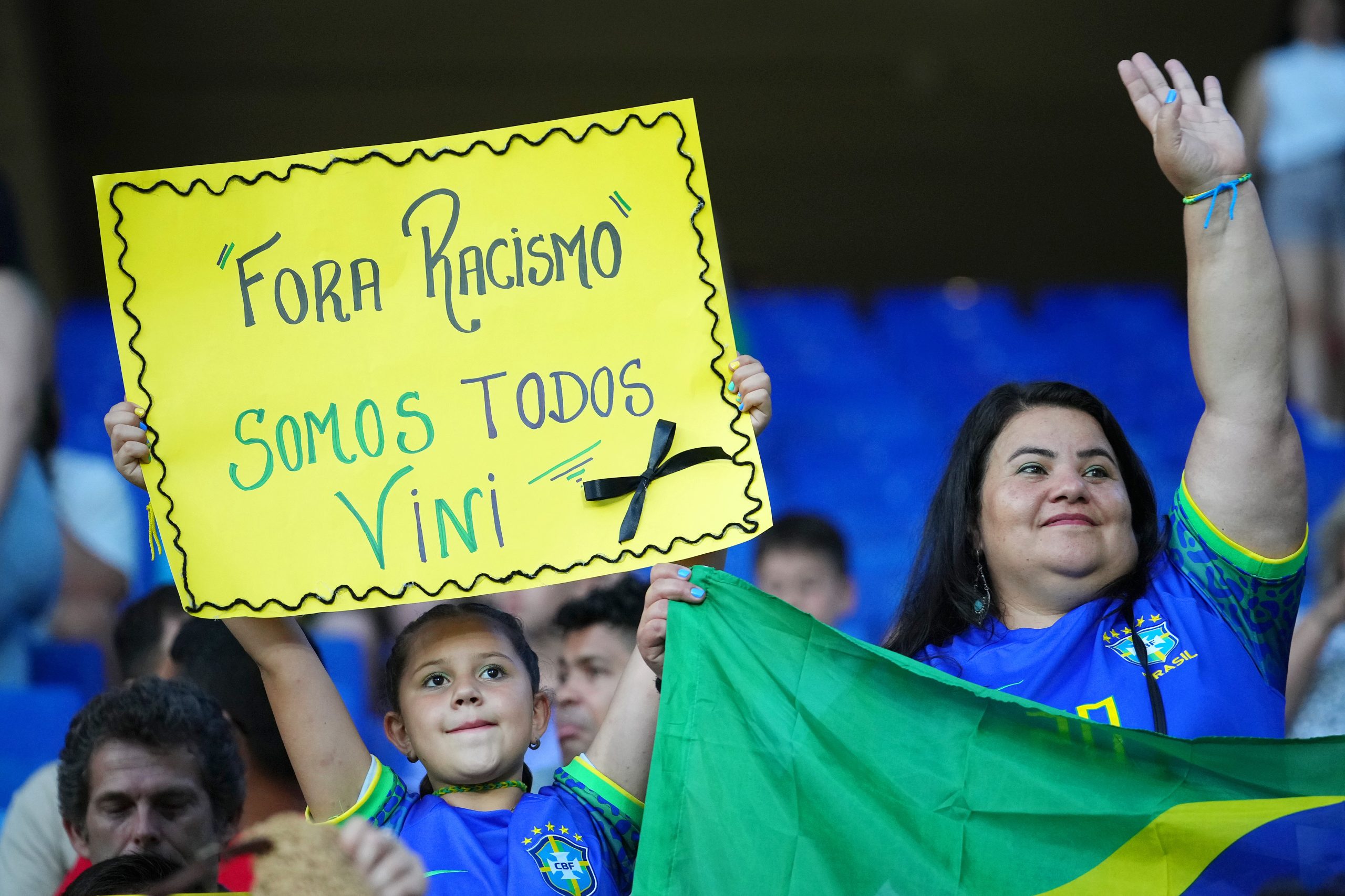 Torcida brasileira apoia luta do Vini Jr